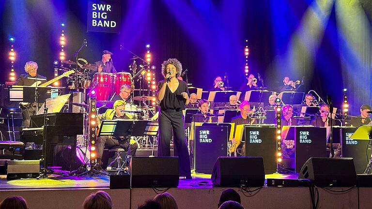 Fola Dada mit der SWR Big Band. Fola Dada mit der SWR Big Band.