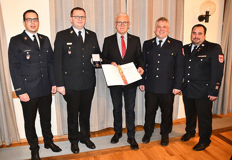 'Ich bin sprachlos', bemerkte Bürgermeister Bruno Altrichter (Mitte), als er durch KBM Stefan Schmöger (2. von rechts) und KBI Michael Omert (2. von links) mit der 'Ehrenmedaille der Deutschen Feuerwehr' für sein unermüdliches Engagement und seinen Einsatz für die Wehr ausgezeichnet wurde. Zu den Gratulanten zählten auch Kommandant Markus Schneyer (rechts) sowie dessen Stellvertreter Christian Stubenrauch (links). 'Ich bin sprachlos', bemerkte Bürgermeister Bruno Altrichter (Mitte), als er durch KBM Stefan Schmöger (2. von rechts) und KBI Michael Omert (2. von links) mit der 'Ehrenmedaille der Deutschen Feuerwehr' für sein unermüdliches Engagement und seinen Einsatz für die Wehr ausgezeichnet wurde. Zu den Gratulanten zählten auch Kommandant Markus Schneyer (rechts) sowie dessen Stellvertreter Christian Stubenrauch (links).