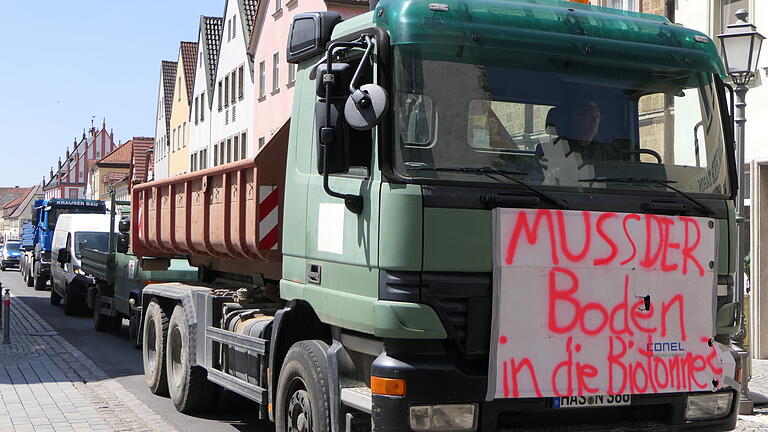 Bauunternehmen aus Haßfurt wissen nicht mehr wohin mit dem Erdaushub. Bei einer Protestfahrt in der Kreisstadt am Freitag fragten sie sarkastisch: 'Muss der Boden in die Biotonne?' Bauunternehmen aus Haßfurt wissen nicht mehr wohin mit dem Erdaushub. Bei einer Protestfahrt in der Kreisstadt am Freitag fragten sie sarkastisch: 'Muss der Boden in die Biotonne?'