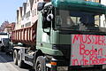 Bauunternehmen aus Haßfurt wissen nicht mehr wohin mit dem Erdaushub. Bei einer Protestfahrt in der Kreisstadt am Freitag fragten sie sarkastisch: 'Muss der Boden in die Biotonne?'