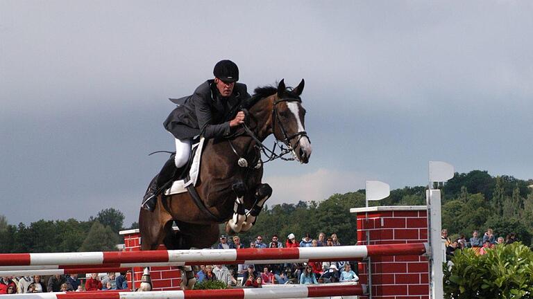 Ingo Jungblut (Bild) gewann im Jahr 2005 auf Ricarda das abschließende S-Springen beim Rakoczy-Turnier.  Foto: Hopf       -  Ingo Jungblut (Bild) gewann im Jahr 2005 auf Ricarda das abschließende S-Springen beim Rakoczy-Turnier.  Foto: Hopf