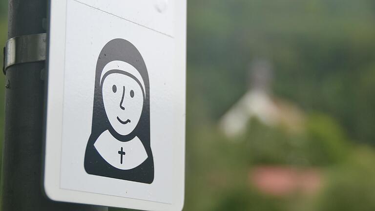 Einrichtung des Nonnenpfads von der Burg Rieneck zum Kloster Schönau. Diesem Symbol müssen die Wanderer folgen. Einrichtung des Nonnenpfads von der Burg Rieneck zum Kloster Schönau. Diesem Symbol müssen die Wanderer folgen.