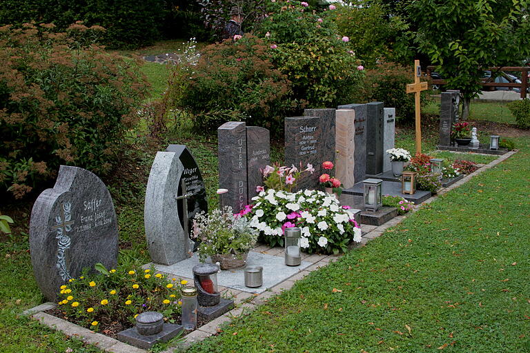 Varianten von Urnengräbern mit kleinem Grabsteine und kleiner Platte. Varianten von Urnengräbern mit kleinem Grabsteine und kleiner Platte.