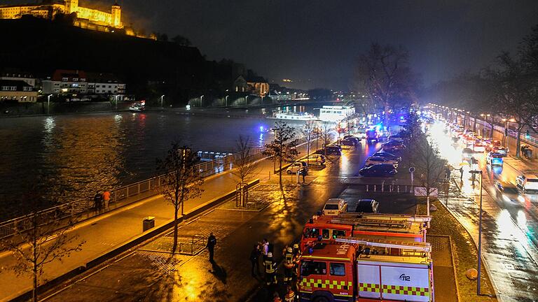 Ein Frachtschiff geriet am frühen Freitagabend an der Würzburger Staustufe vor der Mainkuh in Not. Es folgte ein Großeinsatz. Ein Frachtschiff geriet am frühen Freitagabend an der Würzburger Staustufe vor der Mainkuh in Not. Es folgte ein Großeinsatz. 