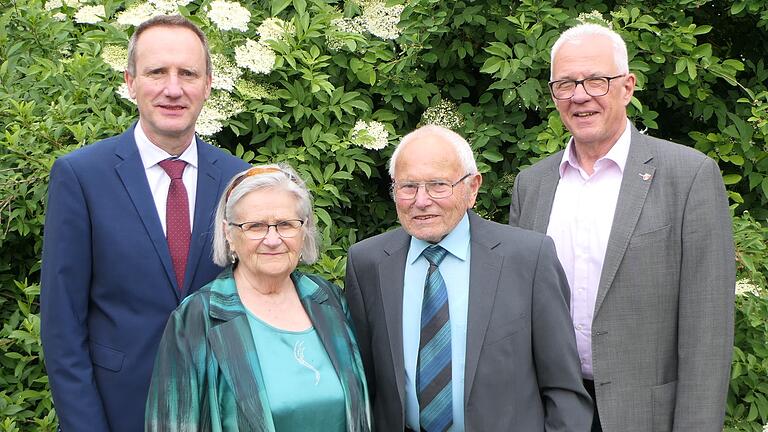 Seit 65 Jahren sind Maria-Anna und Alfred Burger aus Prappach glücklich verheiratet. Zum Fest der Eisernen Hochzeit gratulierten auch der stellvertretende Landrat Michael Ziegler (links) und Bürgermeister Günther Werner (rechts).