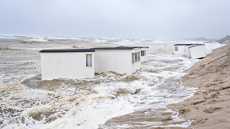Wetter in Dänemark.jpeg       -  Badehäuser treiben wegen Sturmtief 'Hans' bei der dänischen Stadt Loekken im Wasser der Nordsee. Das Unwetter hat in Skandinavien zu Überschwemmungen, Bränden und Wasserschäden geführt.