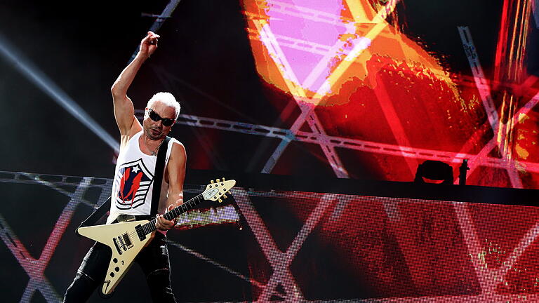 2015 Incheon Pentaport Rock Festival.jpeg       -  Rudolf Schenker in typischer Windmühlen-Pose.