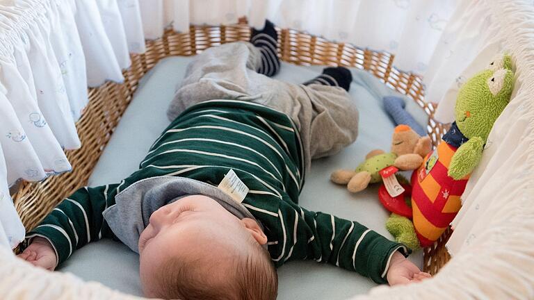 Baby im Bett.jpeg       -  In Deutschland bekommt man 250 Euro Kindergeld pro Monat. Doch wie sieht die Lage in Österreich aus?