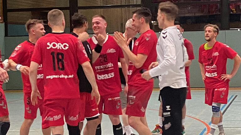 Erleichterung nach dem geschafften Klassenerhalt nach dem letzten Saisonspiel in Coburg: Die Handballer des TSV Lohr spielen ein weiteres Jahr in der Bayernliga.