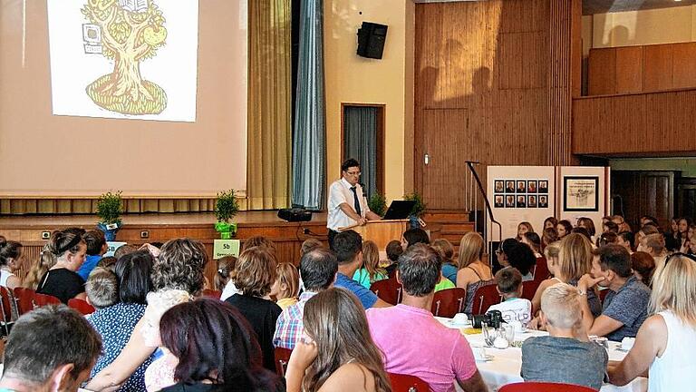Die Früchte des „Schulbaums“ – Bildung, Musik, Kunst und EDV – versprach Direktor Robert Wolz den neuen Florentini-Schülern. Die Früchte des „Schulbaums“ – Bildung, Musik, Kunst und EDV – versprach Direktor Robert Wolz den neuen Florentini-Schülern.