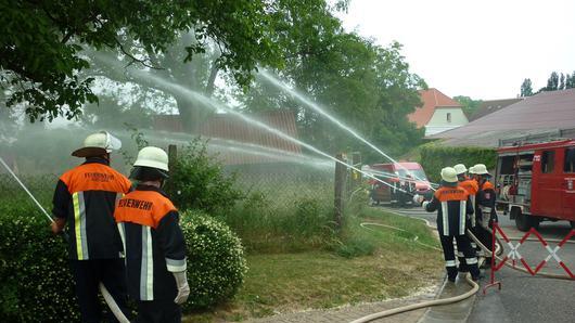 Bauernhof in Flammen: Bei der Schauübung bekämpften die Feuerwehrleute einen Brand auf einem landwirtschaftlichen Anwesen, das laut Szenarion auf der in Wirklichkeit unbebauten Wiese links im Bild stand.