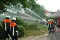 Bauernhof in Flammen: Bei der Schauübung bekämpften die Feuerwehrleute einen Brand auf einem landwirtschaftlichen Anwesen, das laut Szenarion auf der in Wirklichkeit unbebauten Wiese links im Bild stand.