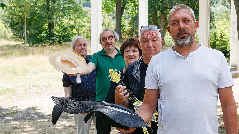 Ende Juli bis Ende August werden bekannte Würzburger der Kulturszene ein Kulturfestival auf die Beine stellen. Von vorn nach hinten: Sven Höhnke (Intendant Theater am Neunerplatz, Mit-Organisator), Wolfgang und Elisabeth Salomon („Würzburg liest ein Buch“, Mit-Organisatoren), Karl-Georg Rötter (Mit-Organisator) und der Komponist Burkard Schmidl. Ende Juli bis Ende August werden bekannte Würzburger der Kulturszene ein Kulturfestival auf die Beine stellen. Von vorn nach hinten: Sven Höhnke (Intendant Theater am Neunerplatz, Mit-Organisator), Wolfgang und Elisabeth Salomon („Würzburg liest ein Buch“, Mit-Organisatoren), Karl-Georg Rötter (Mit-Organisator) und der Komponist Burkard Schmidl.