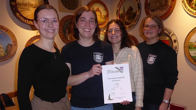 Über die treffsicheren Schützinnen (von links) Regina Merkert, Vanessa Liebenstein und Luisa Merkert, die den Sieg in den Gaumeisterschaften nach Gelchsheim holten, freut sich Erste Schützenmeisterin Annette Düll.