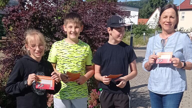 Ökologischer Footprint in der 5c (von links): Fiona Rauchalles, Lukas Heßdörfer, Stefan Plesa, Kristina Ackermann. Ökologischer Footprint in der 5c (von links): Fiona Rauchalles, Lukas Heßdörfer, Stefan Plesa, Kristina Ackermann.