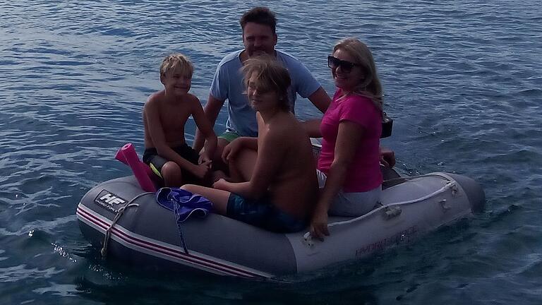 Familie Panfil mit (von links) Leon, Michal (hinten), Antoni und Aldona bei einer Ausfahrt auf einem Schlauchboot. Familie Panfil mit (von links) Leon, Michal (hinten), Antoni und Aldona bei einer Ausfahrt auf einem Schlauchboot.