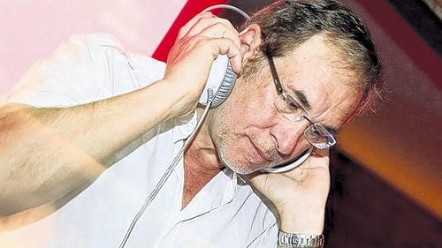 15 Jahre Eigentümer des Airport: Rudi Schmidt legt immer noch ab und zu selbst Musik auf. 15 Jahre Eigentümer des Airport: Rudi Schmidt legt immer noch ab und zu selbst Musik auf.