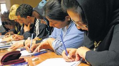 Ein erster Test nach mehrern Wochen Deutschkurs: Die Schüler brüten über einem Fragebogen. Ein erster Test nach mehrern Wochen Deutschkurs: Die Schüler brüten über einem Fragebogen.