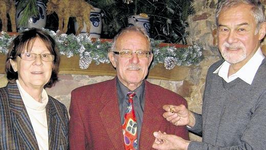 Zum 50. Mal Gold: Den noch immer topfiten Sportler Kurt Vogel (Mitte) dekorieren mit der Auszeichnung die hiesige Sportabzeichen-Referentin Meta Vogel-Jehli und BLSV-Bezirksvorsitzender Harald Krenberger (Würzburg).