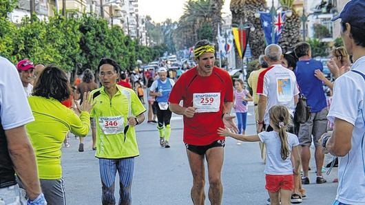 20 Meter vor dem Ziel: Hubert Karl (rechts) und Osamu Yoshikoshi aus Japan genießen sichtlich den Applaus geladenen Empfang in Sparta.