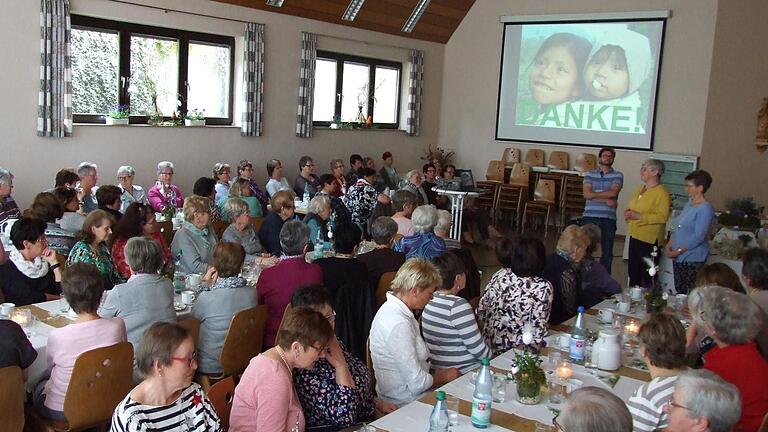 Gebannt verfolgten die Zuhörerinnen beim Frauenfrühstück dem Vortrag von Arno Wielgoss. Foto: Walter Kuhn - Gebannt verfolgten die Zuhörerinnen beim Frauenfrühstück dem Vortrag von Arno Wielgoss. Foto: Walter Kuhn Gebannt verfolgten die Zuhörerinnen beim Frauenfrühstück dem Vortrag von Arno Wielgoss. Foto: Walter Kuhn - Gebannt verfolgten die Zuhörerinnen beim Frauenfrühstück dem Vortrag von Arno Wielgoss. Foto: Walter Kuhn