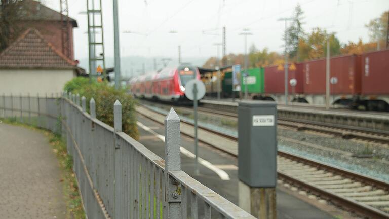 Der Zaun entlang der Bahnlinie ist ein Stück Karlstadt. Künftig soll hier eine Lärmschutzwand entstehen. Der Zaun entlang der Bahnlinie ist ein Stück Karlstadt. Künftig soll hier eine Lärmschutzwand entstehen.