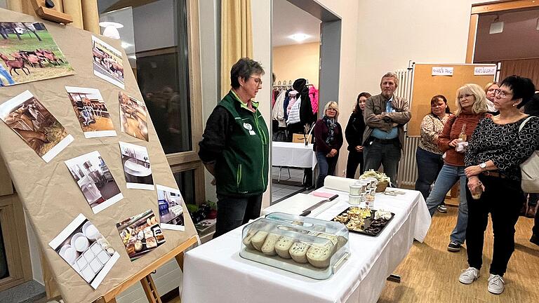 Am Stand von Rosi Kuhn erfuhren die Besuchenden aus dem Alltag einer Bio-Ziegenbäuerin und durften Käse kosten.