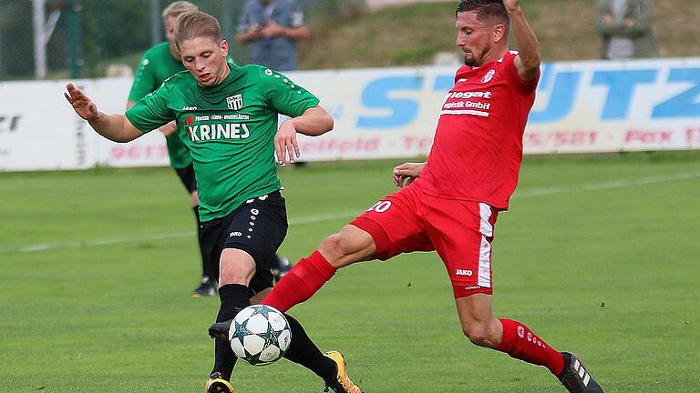 Einen Tick eher am Ball ist Sands Sven Wieczorek (links), der Vacher Patrick Schwesinger hat das Nachsehen. Mit einer erstaunlichen Energieleistung sicherte sich der FC Sand den ersten Heimsieg der laufenden Saison.