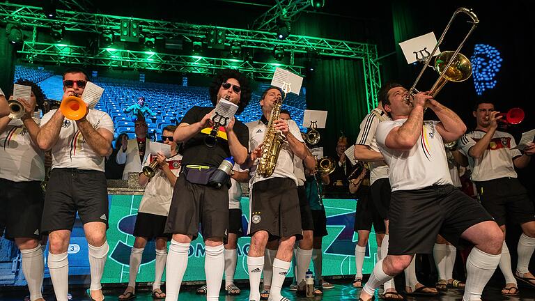 Temporeich, witzig und unverblümt - mit ihren ersten Prunksitzungen startete die Schwarze Elf am Wochenende in die Session.