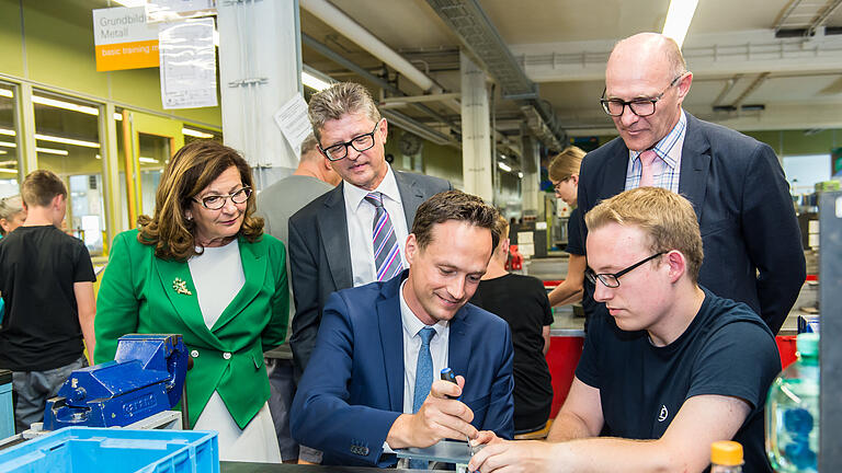 Anand Anders       -  Unter dem Motto '100  Jahre Ausbildung' öffnete sich bei der Info-Night die Ausbildungswerkstatt von ZF.