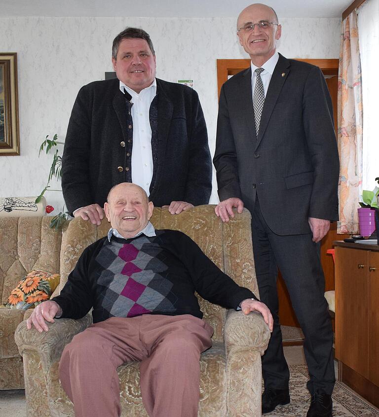 Jubilar Nikolaus Weinstein mit Bürgermeister Hermann Niediek (links) und Landrat Wilhelm Schneider (rechts). Jubilar Nikolaus Weinstein mit Bürgermeister Hermann Niediek (links) und Landrat Wilhelm Schneider (rechts).