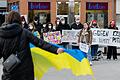 Rund 100 Menschen haben am Donnerstag auf dem Würzburger Marktplatz gegen den russischen Angriff auf die Ukraine demonstriert.