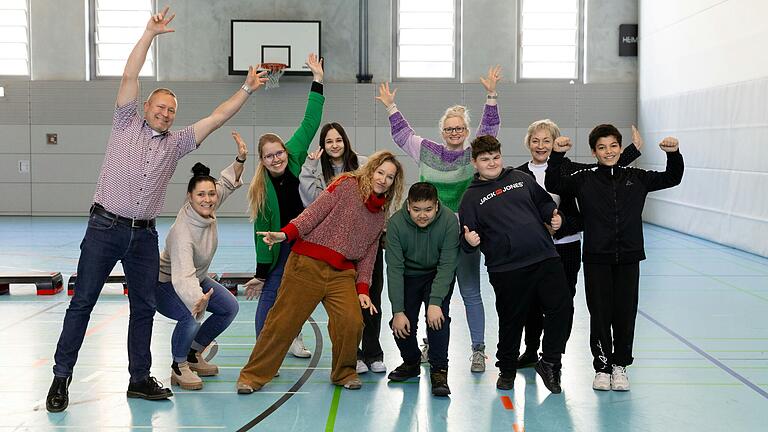 Im Bild von links hintere Reihe: Der stellvertretende Schulleiter der Frieden-Mittelschule Michael Kobosil, Erweiterte Schulleiterin Katja Kiesel, Lehrerin Katharina Sincan, Schülerin Edna, Lehrerin Maren Döpfert, ehem. Vorsitzende Petra Weingart. Vordere Reihe: LTTA-Mentorin Daniela Scheuren und die Schüler Quang, Harun und Abdul.