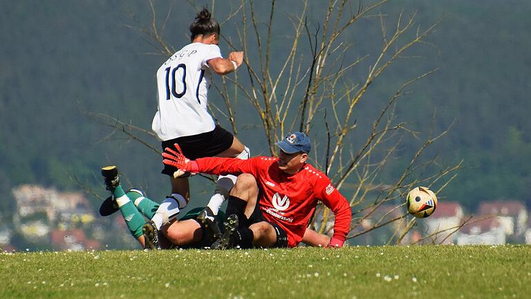 Rhöner Ballgeflüster - Autsch: Diesen flotten Dreier übersteht nur Daniel Heck (Nr. 10) unbeschadet im Spiel seiner SG Oehrberg gegen den FC Untererthal II. Rhöner Ballgeflüster - Autsch: Diesen flotten Dreier übersteht nur Daniel Heck (Nr. 10) unbeschadet im Spiel seiner SG Oehrberg gegen den FC Untererthal II.