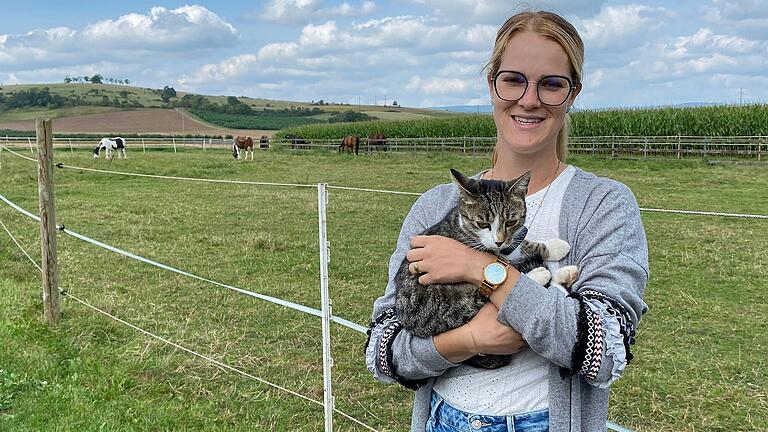 Kater Kurt lässt sich von Annabel Schnupp gern mal auf den Arm nehmen.