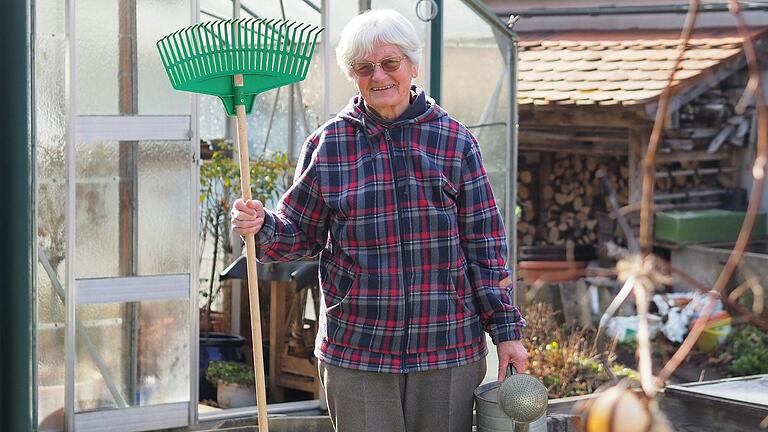 Lydia Kerkel aus Kitzingen in ihrem Garten, dessen Erträge sie auch zu Marmeladen, Likören und vielem mehr verarbeitet. Lydia Kerkel aus Kitzingen in ihrem Garten, dessen Erträge sie auch zu Marmeladen, Likören und vielem mehr verarbeitet.