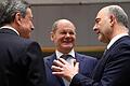 EZB-Präsident Mario Draghi (links) im Gespräch mit Bundesfinanzminister Olaf Scholz (Mitte) und EU-Kommissar Pierre Moscovici.