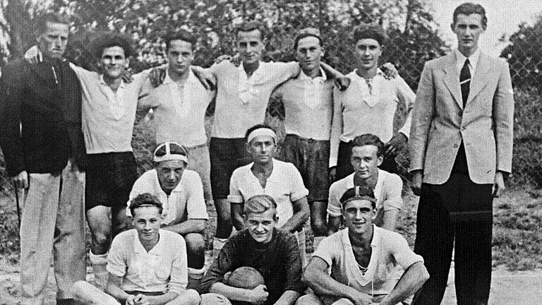 Die erste Mannschaft der SpVgg Unterschwappach aus der Saison 1952/53 (hinten, von links): 1. Vorsitzender Edmund Klug, Walter Haas, Hubert Waldmann, Alfred Siegel, Raimund Vogt, Helmut Kunzmann, (Mitte, von links) Alois Schmitt, Kilian Feustel, Berthold Finster, (vorne, von links) Kurt Klug, Erwin Lechner, Otmar Vogt. Die erste Mannschaft der SpVgg Unterschwappach aus der Saison 1952/53 (hinten, von links): 1. Vorsitzender Edmund Klug, Walter Haas, Hubert Waldmann, Alfred Siegel, Raimund Vogt, Helmut Kunzmann, (Mitte, von links) Alois Schmitt, Kilian Feustel, Berthold Finster, (vorne, von links) Kurt Klug, Erwin Lechner, Otmar Vogt.