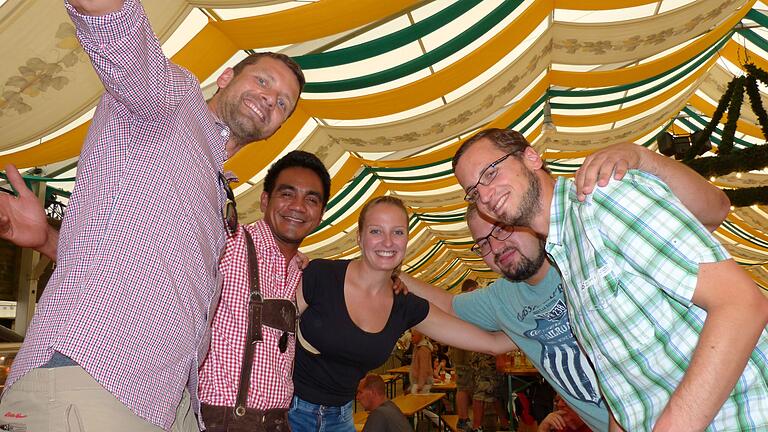 Keiler on Tour: Begleitet von fünf Musikkapellen starteten Mitglieder aus 91 Keiler-Clubs im farbenprächtigen Festzug zum Keiler-Weißbier-Frühschoppen.
