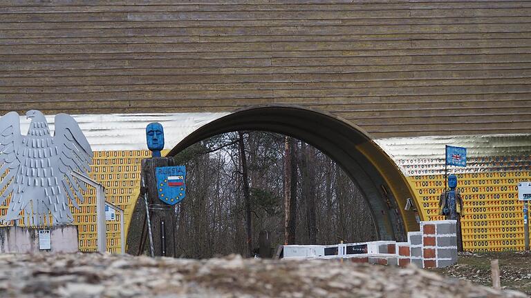 Kunst begegnet Sport: Der Grenzlandlauf des TSV Mühlfeld führt direkt durch die Goldene Brücke. Fotos: Jürgen Schmitt       -  Kunst begegnet Sport: Der Grenzlandlauf des TSV Mühlfeld führt direkt durch die Goldene Brücke. Fotos: Jürgen Schmitt