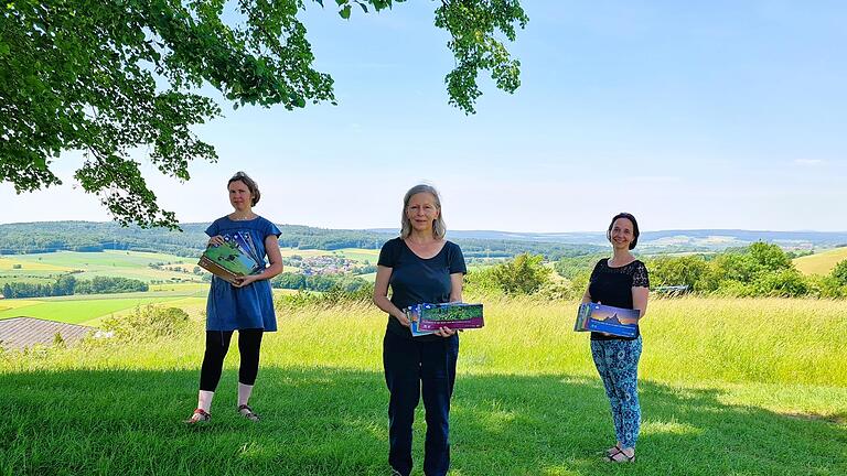 Halten die neuen Broschüren in leichter Sprache in ihren Händen (von links): Julia Rösch (Bayerische Verwaltung Unesco-Biosphärenreservat Rhön), Wera-Marianne Arndt (Wetterauer Büro für Leichte Sprache) und Ulrike Schade (Thüringer Verwaltung Unesco-Biosphärenreservat Rhön)       -  Halten die neuen Broschüren in leichter Sprache in ihren Händen (von links): Julia Rösch (Bayerische Verwaltung Unesco-Biosphärenreservat Rhön), Wera-Marianne Arndt (Wetterauer Büro für Leichte Sprache) und Ulrike Schade (Thüringer Verwaltung Unesco-Biosphärenreservat Rhön)