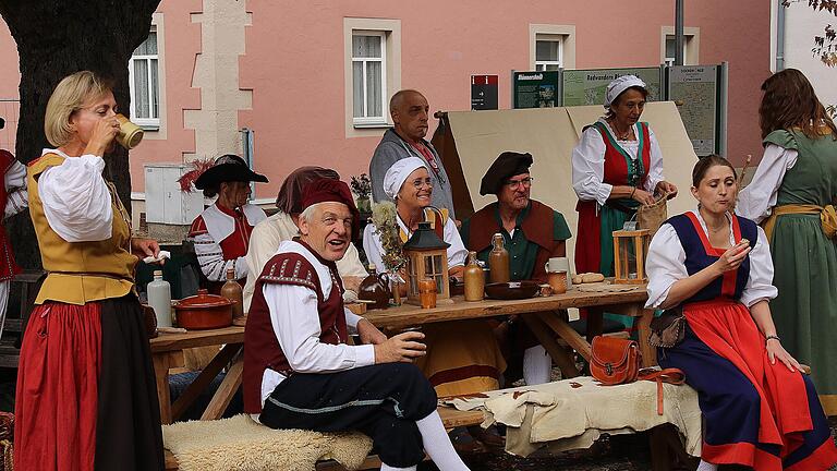 Stilecht wirkten die Marketenderinnen und Landsknechte in ihren Uniformen und Gewändern. Foto: Dieter Britz       -  Stilecht wirkten die Marketenderinnen und Landsknechte in ihren Uniformen und Gewändern. Foto: Dieter Britz