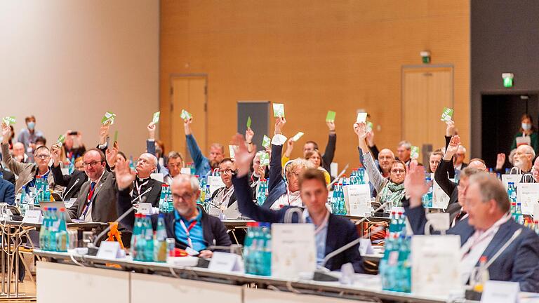 Abstimmung auf der zweiten Synodalversammlung des Synodalen Weges im September 2021 mit Handzeichen. Abstimmung auf der zweiten Synodalversammlung des Synodalen Weges im September 2021 mit Handzeichen. 