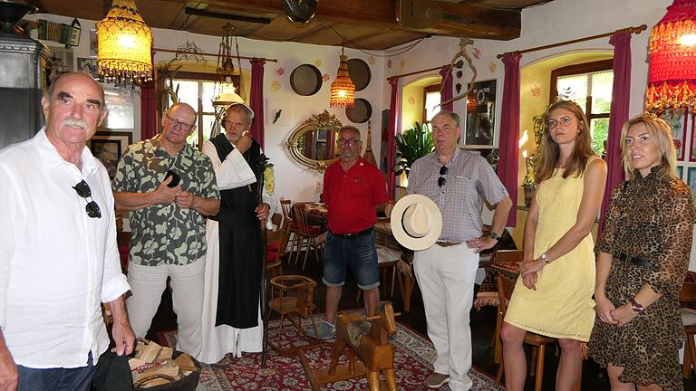 Die Delegation um die Fränkische Weinkönigin Eva Brockmann (Zweite von rechts) besuchte auch das Weingut Nico Scholtens in Fatschenbrunn und zeigte sich fasziniert von der gemütlichen Weinstube, die ihresgleichen sucht. Die Delegation um die Fränkische Weinkönigin Eva Brockmann (Zweite von rechts) besuchte auch das Weingut Nico Scholtens in Fatschenbrunn und zeigte sich fasziniert von der gemütlichen Weinstube, die ihresgleichen sucht.