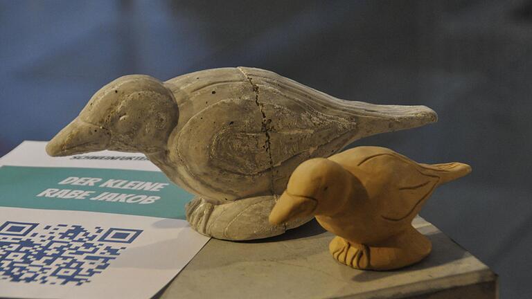 Plastik zur Lokalsage: 'Der Rabe Jakob'. Plastik zur Lokalsage: 'Der Rabe Jakob'.