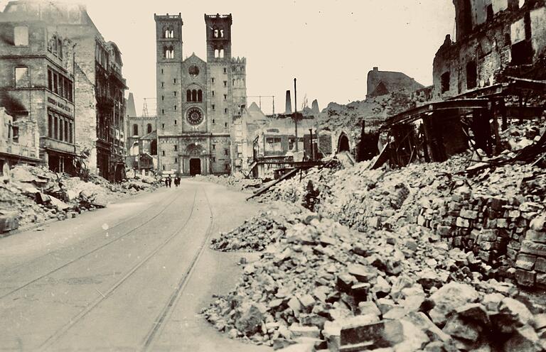 Die Domstraße im Herbst 1945, fotografiert von einem amerikanischen Soldaten. Die Domstraße im Herbst 1945, fotografiert von einem amerikanischen Soldaten.
