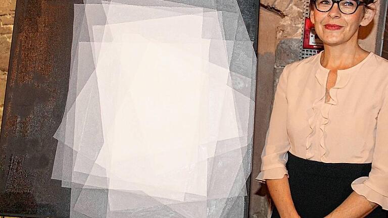 Das Geheimnis ist gelüftet: Die Aschaffenburger Künstlerin Toni Wombacher (im Bild) gewinnt mit ihrem Gemälde &bdquo;10 Blätter&ldquo; den Kunstpreis der Stadt Marktheidenfeld. Das Publikum wählt das Bild &bdquo;Meer von Informationen&ldquo; von Ramona Müller-Hamleh aus Walldürn zu seinem Favoriten.