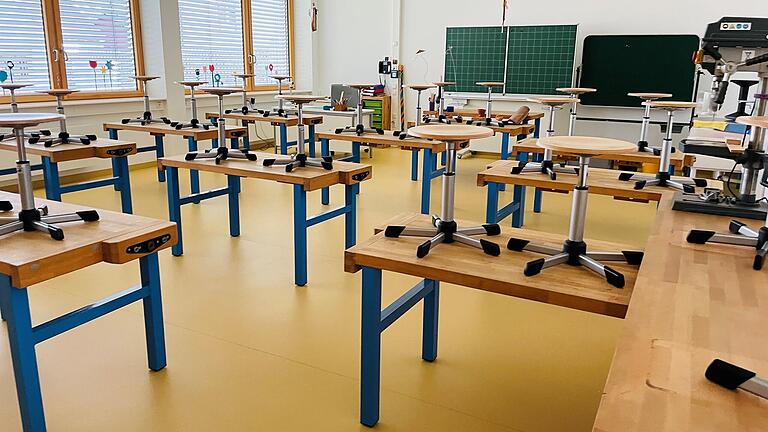 Im hellen Werkraum, ausgestattet mit modernen Maschinen und Werkbänken, macht das Werken den Schülerinnen und Schülern großen Spaß. Im hellen Werkraum, ausgestattet mit modernen Maschinen und Werkbänken, macht das Werken den Schülerinnen und Schülern großen Spaß.