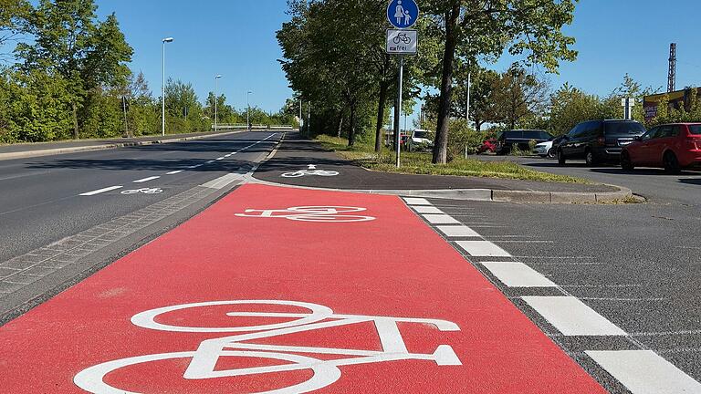 Eine Maßnahme aus dem Katalog des Radverkehrskonzeptes: Der Bordstein ist abgesenkt und Schilder sowie Symbole zeigen auf der Karlstadter Nordbrücke, dass der Gehweg auch mit Fahrrädern befahren werden darf.