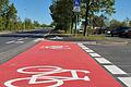 Eine Maßnahme aus dem Katalog des Radverkehrskonzeptes: Der Bordstein ist abgesenkt und Schilder sowie Symbole zeigen auf der Karlstadter Nordbrücke, dass der Gehweg auch mit Fahrrädern befahren werden darf.